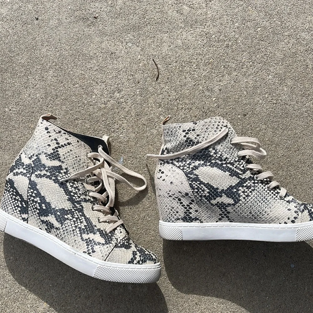 Size 9 madden girls wedge sneakers - Picture 2 of 2